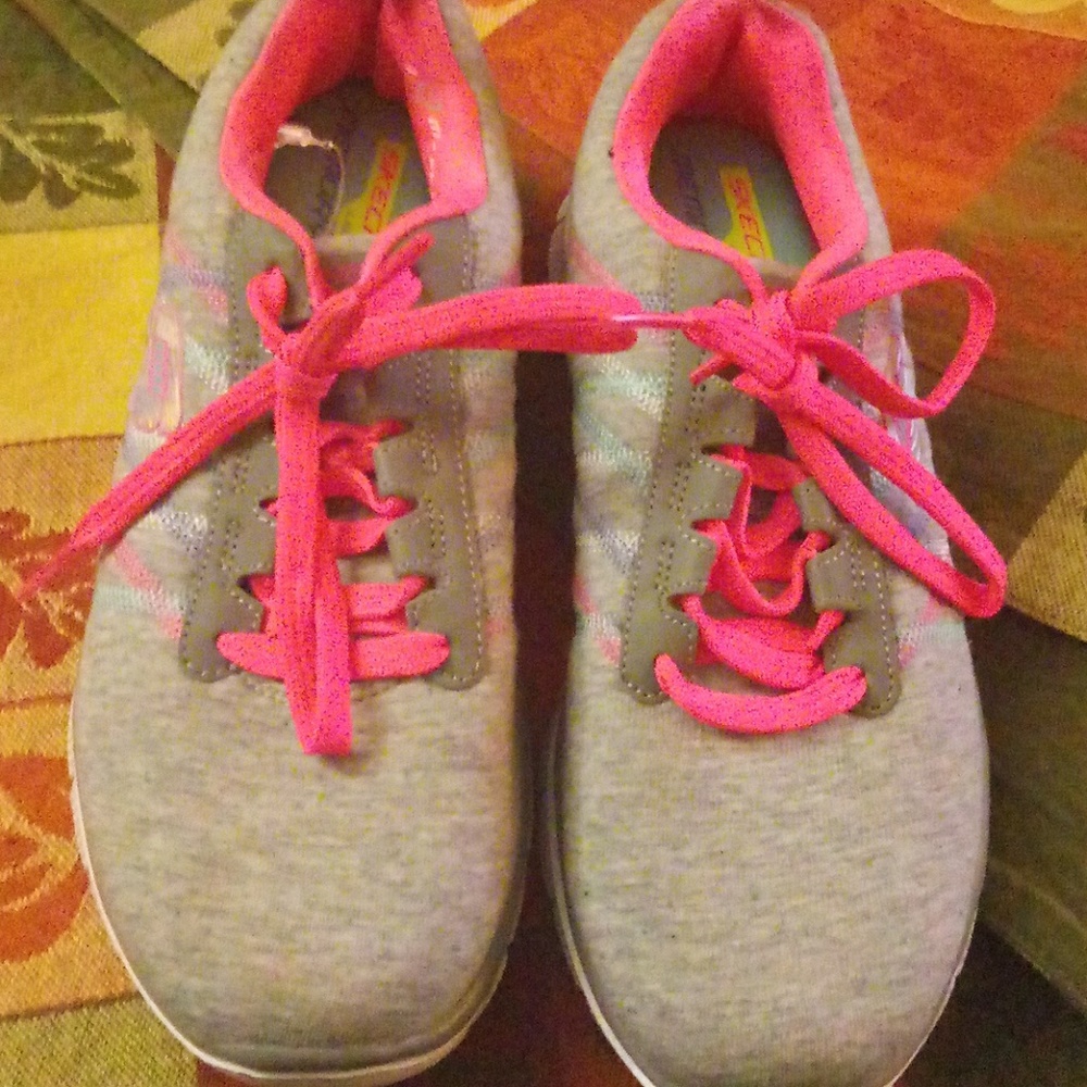 SKETCHERS LIGHTWEIGHT W/ MEMORY FOAM SIZE 6.5